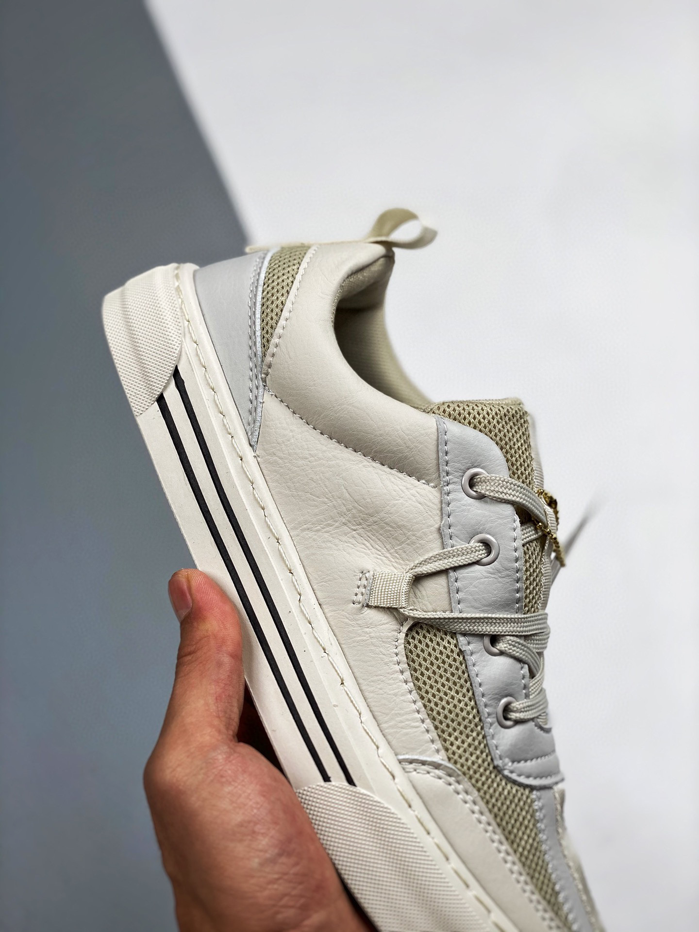 白色阔腿牛仔长裤搭配板鞋秋冬,阔腿牛仔裤搭配板鞋学生党