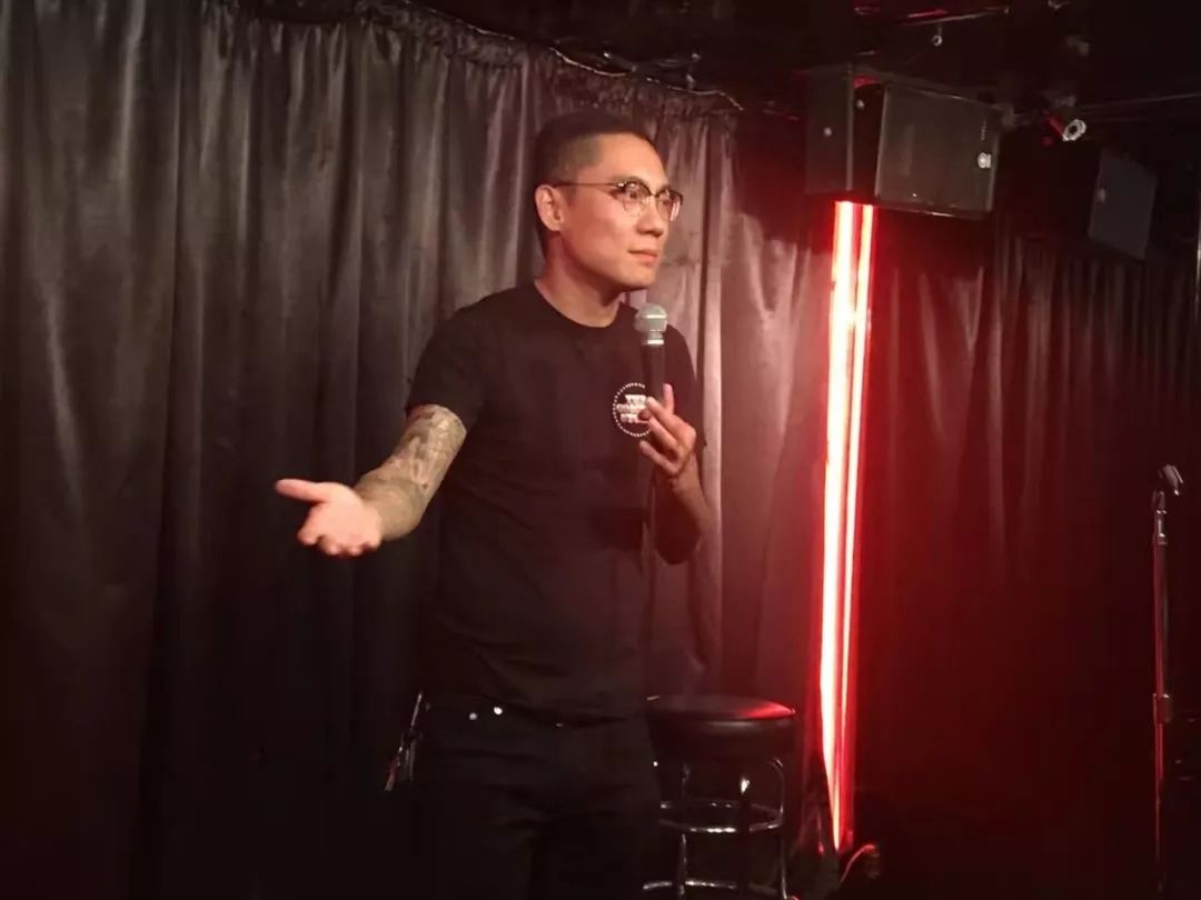 王建国孤独脱口秀,在美国说脱口秀的中国人是黄西吗