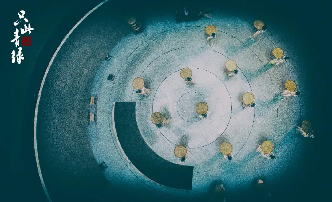 内衣周刊｜都市新感觉：一眼沉沦的“只此青绿”比潘通更懂我们