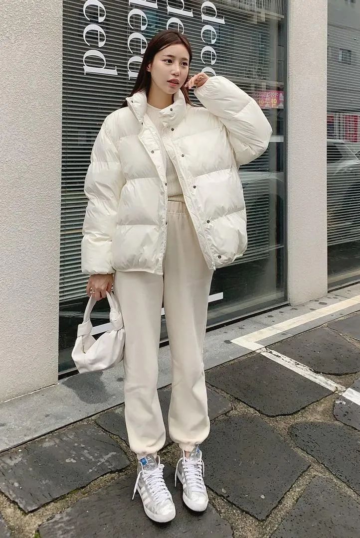 卫衣怎么搭配外套才好看冬天,冬天连帽卫衣怎么搭配洋气女