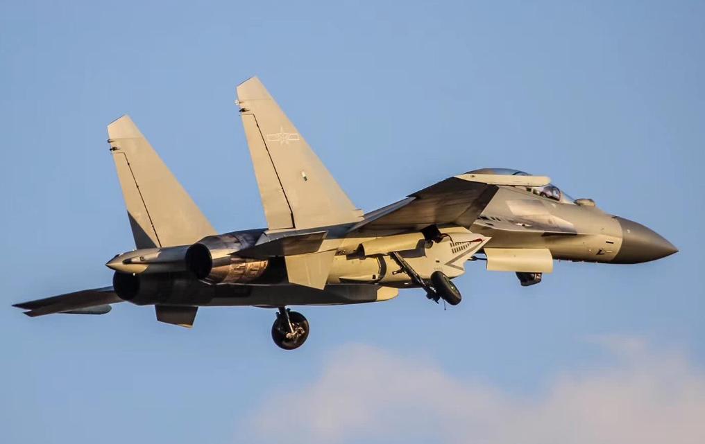 6月3日消息：美军机抵近山东舰，歼16没给歼15机会，与美机拼*刀刺**