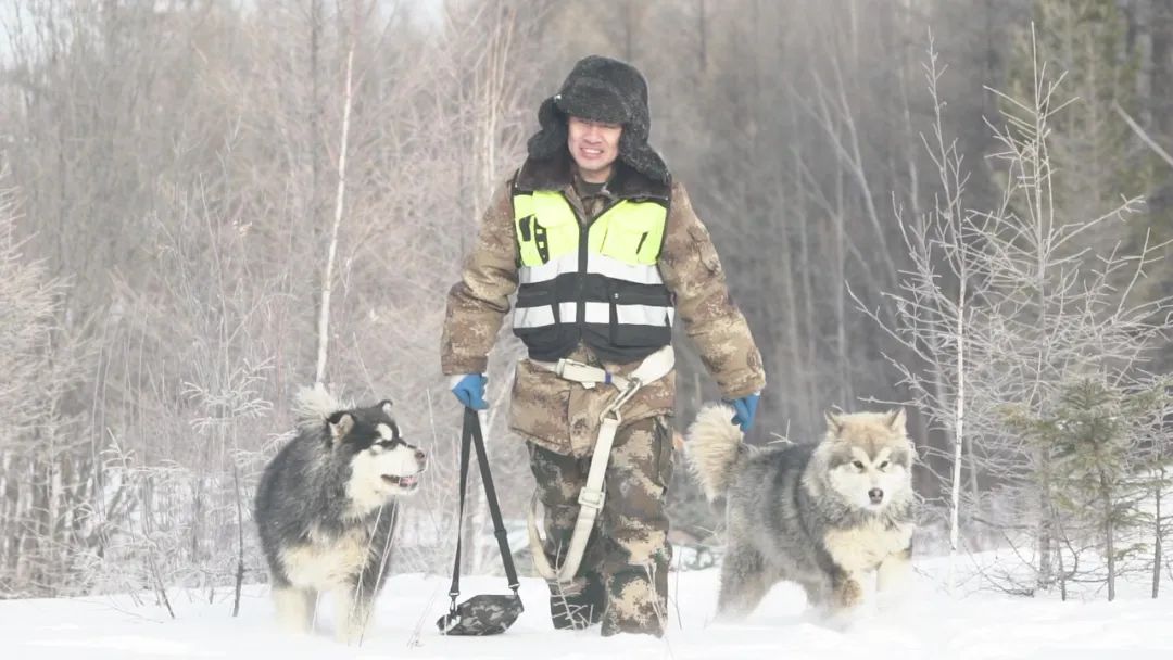 额尔古纳奇人之高擎青春火炬的柴瑞峰