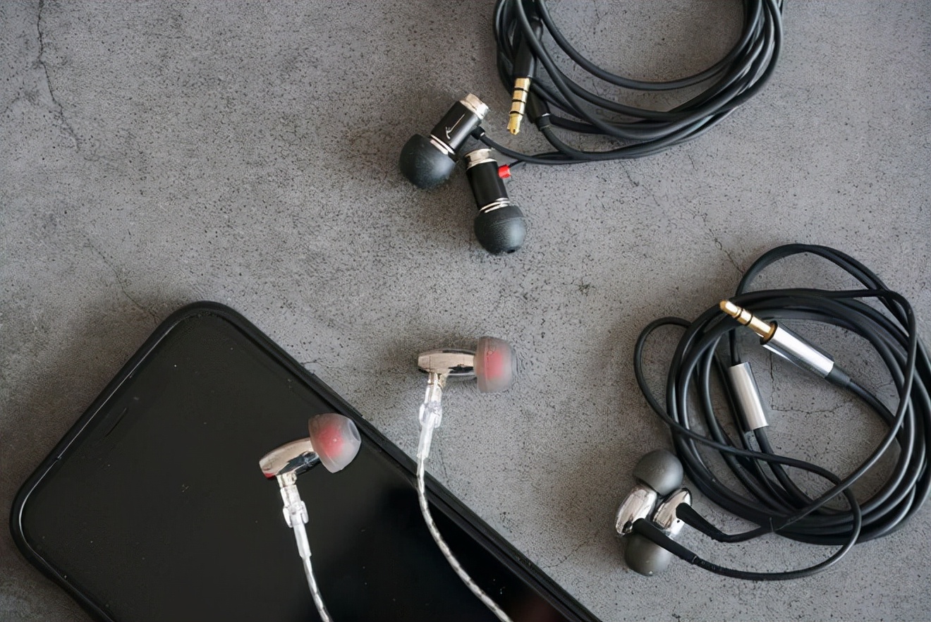 面对微型有线耳机的音质，我手里60个真无线全部投降