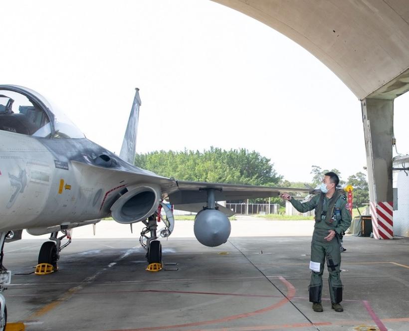 蔡英文突访“天驹部队”，无侦7穿越台湾海峡，台放弃导弹追监