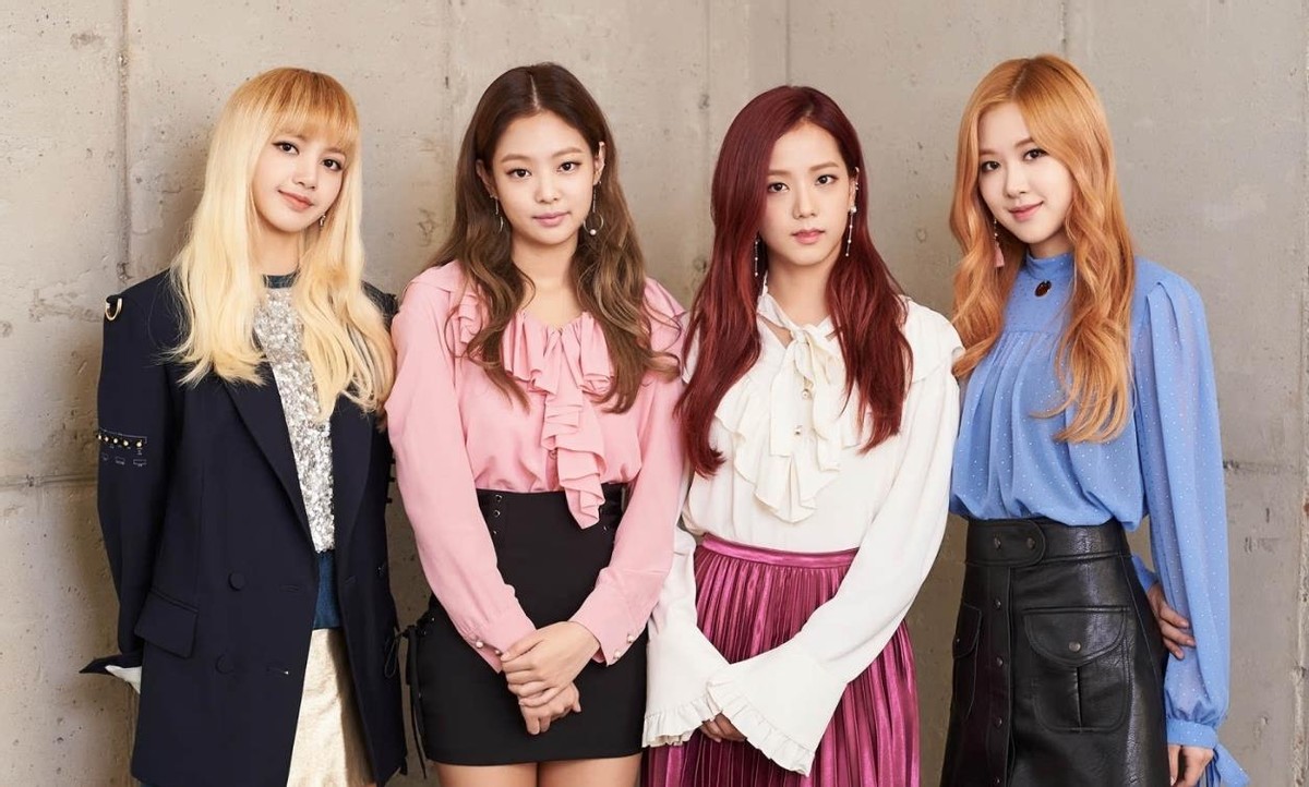 JYP新团出道即受关注，成员雪允因颜值出圈，却被指不尊重粉丝？