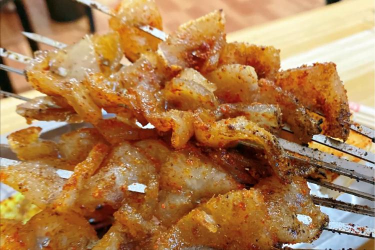 假期被大鱼大肉“齁”到了？快来小吃街换换口味吧