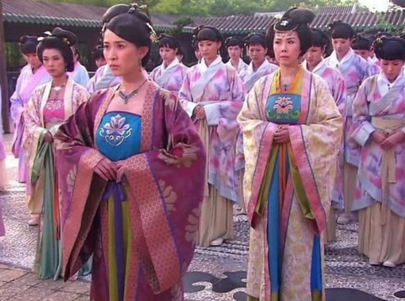 古人衣摆很长，经常拖在地上，他们不怕把衣服弄脏吗？答案很简单