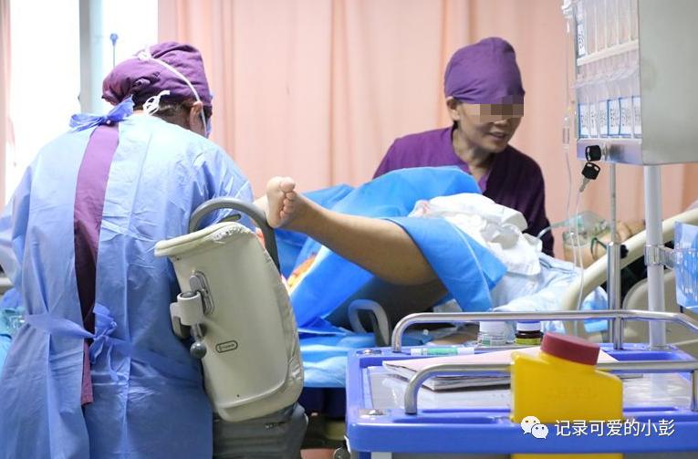 产妇分娩时没忍住放了个屁，紧接着一发力，医生的脸一下就变黑了