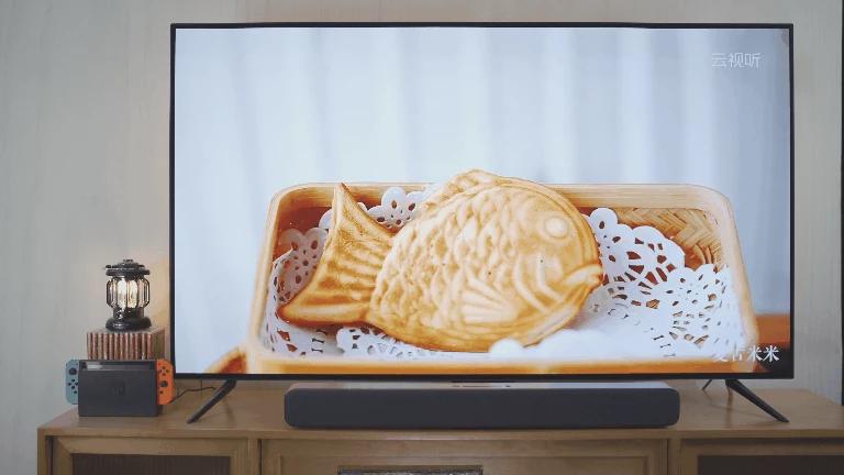 小米6oled55寸电视效果图,居家看电视氛围