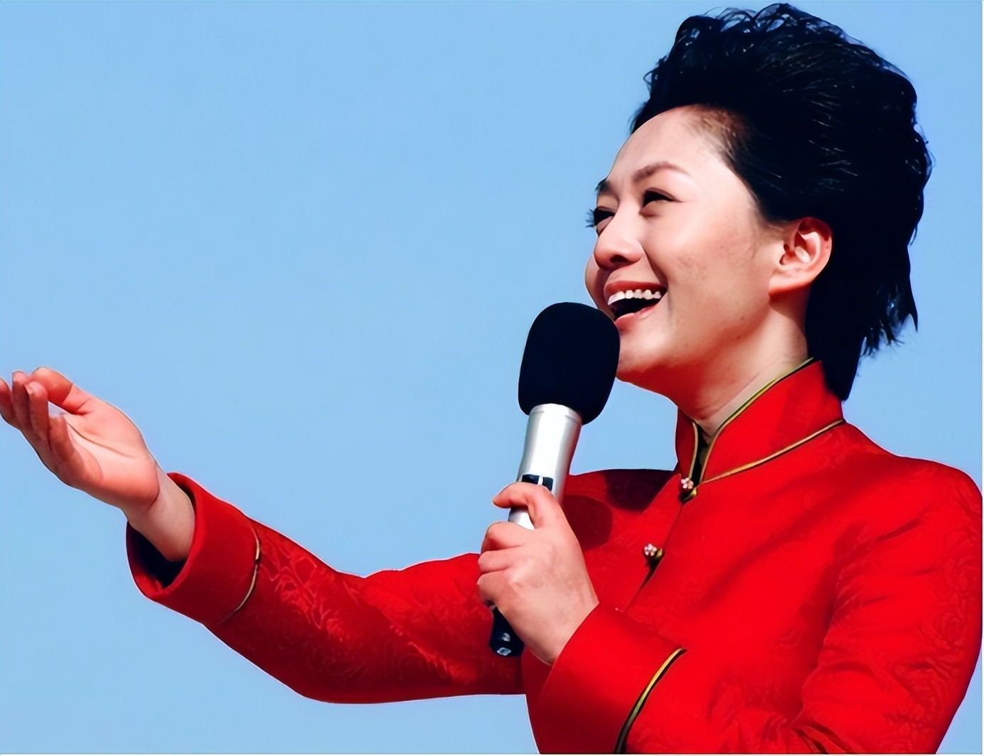 央视主持人海霞经历及婚姻家庭,海霞嫁清华教授恩爱23年视频播放