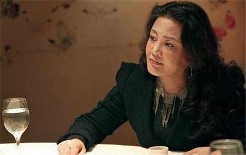 白手起家创25亿，64岁为儿子直播带货火出圈，张兰到底有多牛？