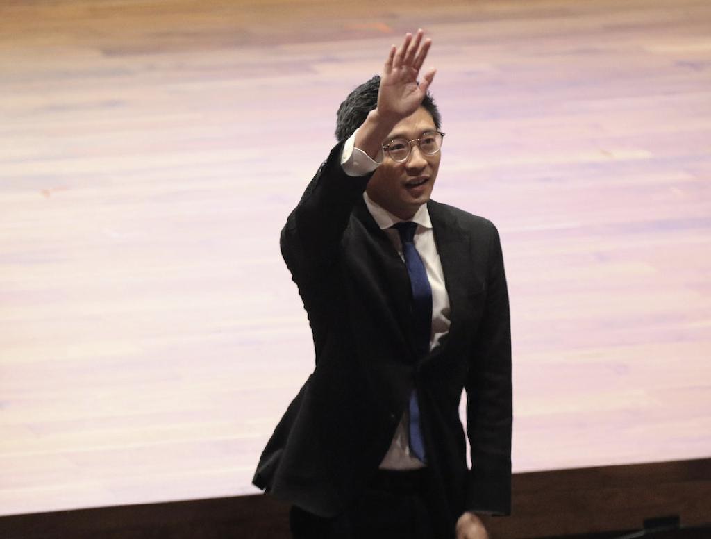 霍启山当选足球总会主席，霍震霆卸任总会长，子承父业完美交接