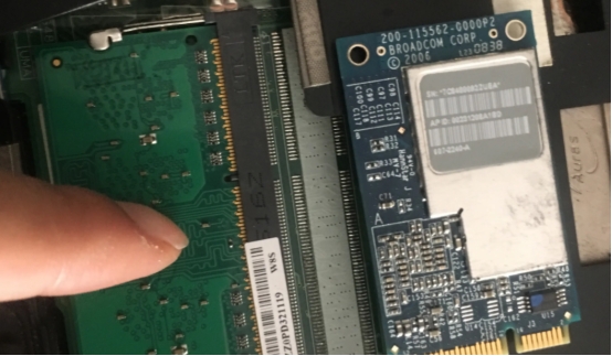 电脑开机显示英文字母进不了系统,电脑放久了主机不通电开不了机