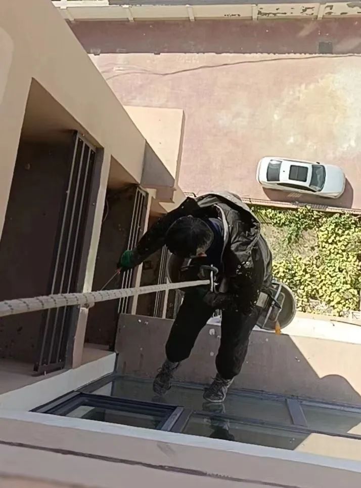 武林高手成为“蜘蛛人”：一根绳吊在500米高空，遇鬼风瞬间被甩出10米，曾从7米高摔下靠武功化险为夷