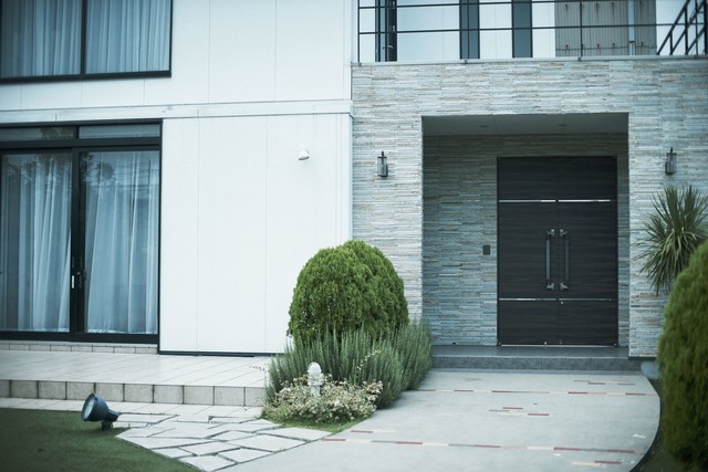 入户门对着客厅阳台怎么装修,马路对着房子客厅阳台怎么解决