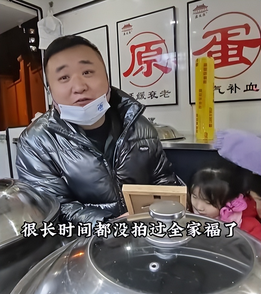 90后摆摊小伙还债,夫妻摆摊三年还债50万