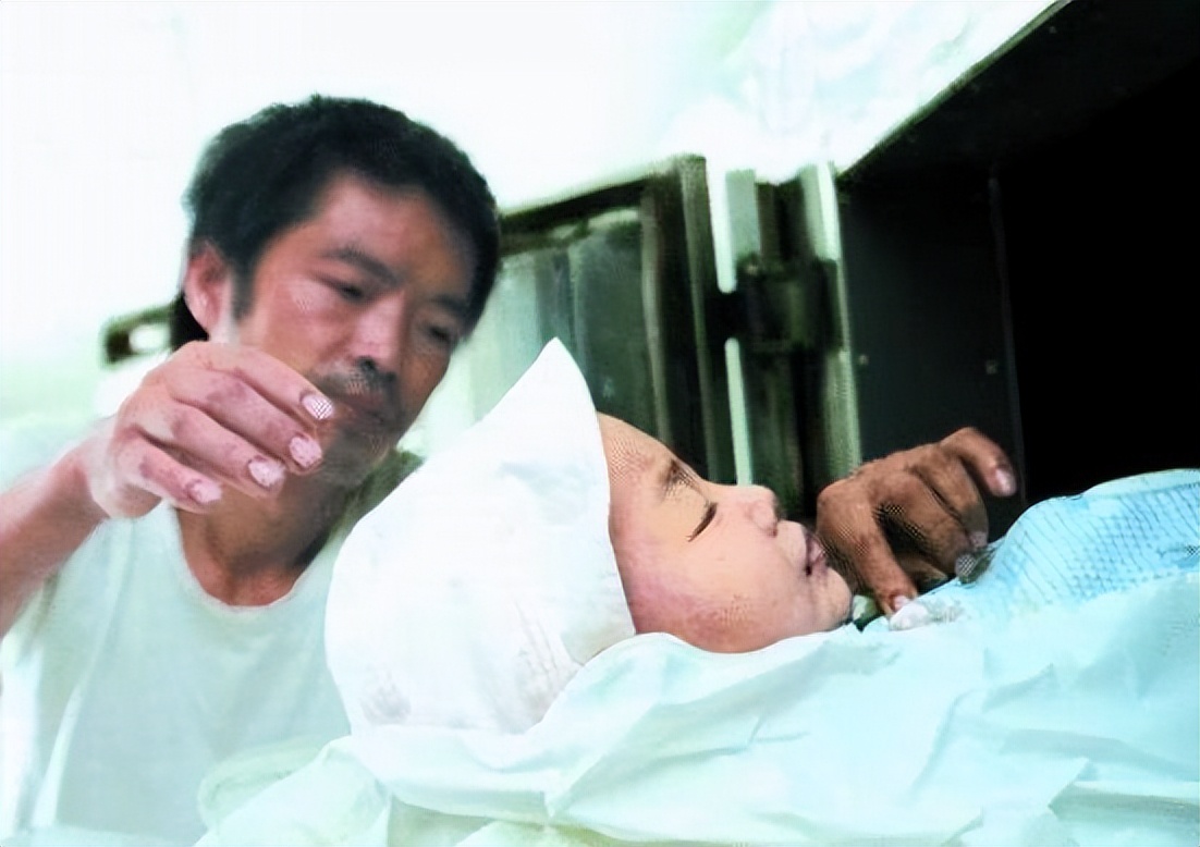 05年四川8岁白血病女孩不愿拖累养父，悄悄写下：自愿放弃治疗