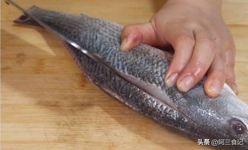 蒸鲈鱼的正确做法不腥不柴,怎么蒸鲈鱼的正确方法