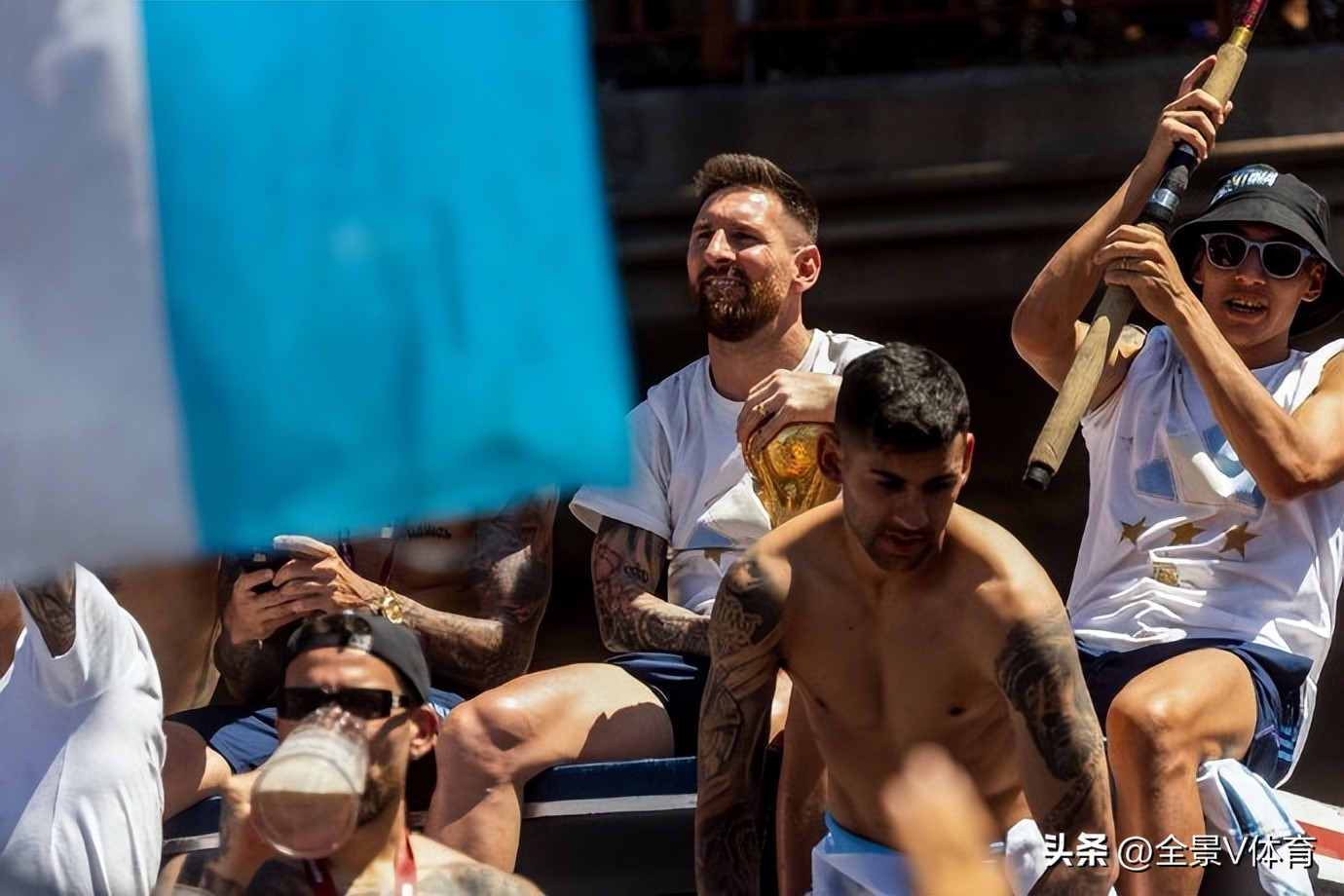 阿根廷首都全民狂欢,阿根廷夺冠庆典上直升机