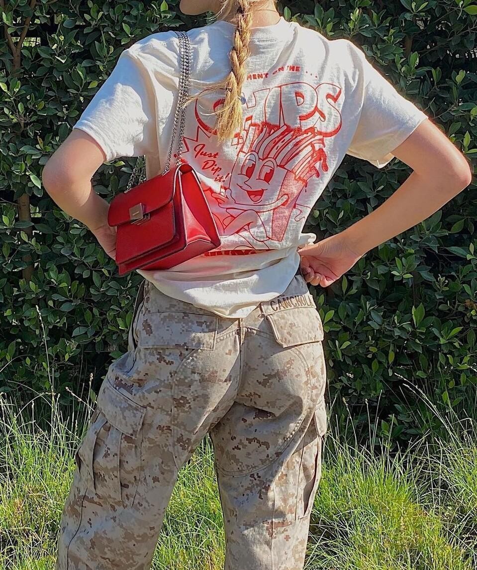 卡通t恤宽松简单,卡通图案很火的t恤