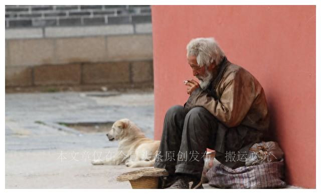我和朋友吃饭，女服务员打翻一盆菜，我发现，女服务员状态不对