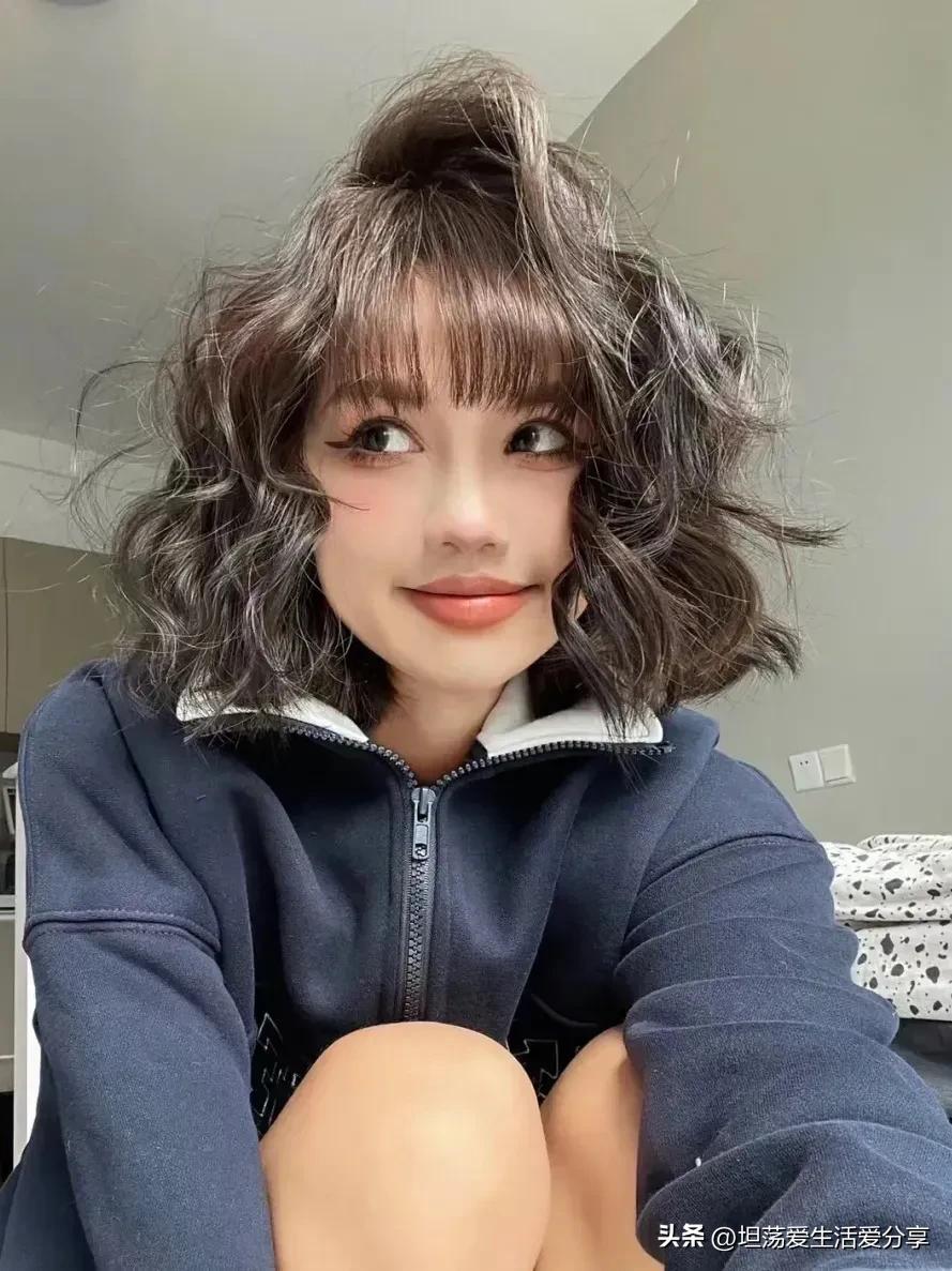 短头发蛋卷头发型正面,俏皮短蛋卷头戴什么帽子