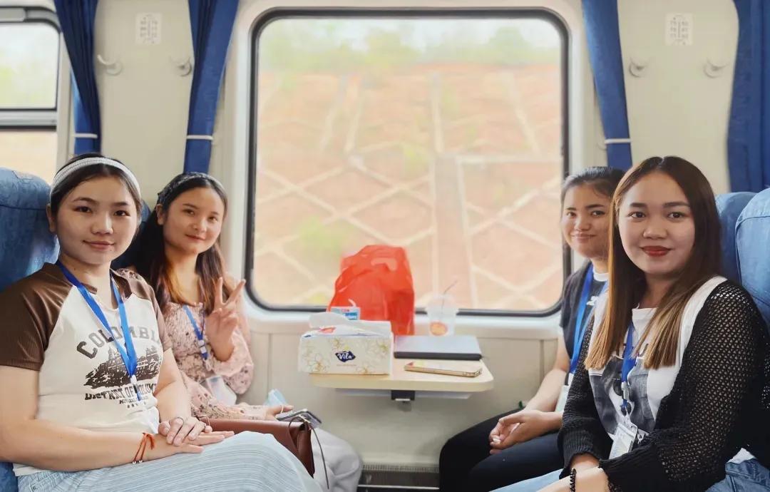 在老挝坐高铁,在老挝的中国高铁