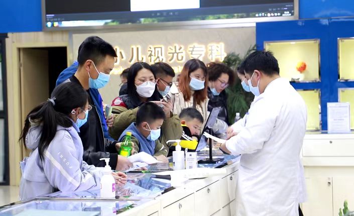 儿童弱视导致斜视怎么治,儿童斜弱视几岁治疗最佳