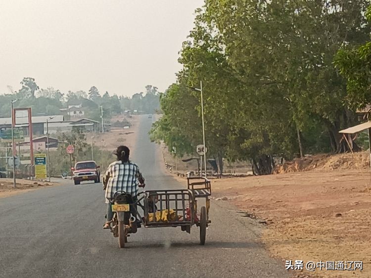 中国小伙在老挝自驾游,老两口自驾游中国
