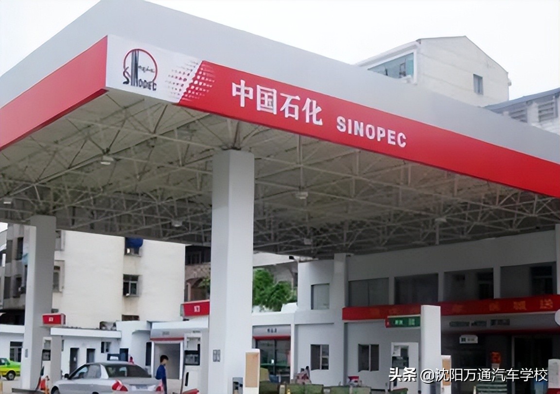 加油时要注意这4点问题别吃亏了,给汽车加油用什么好