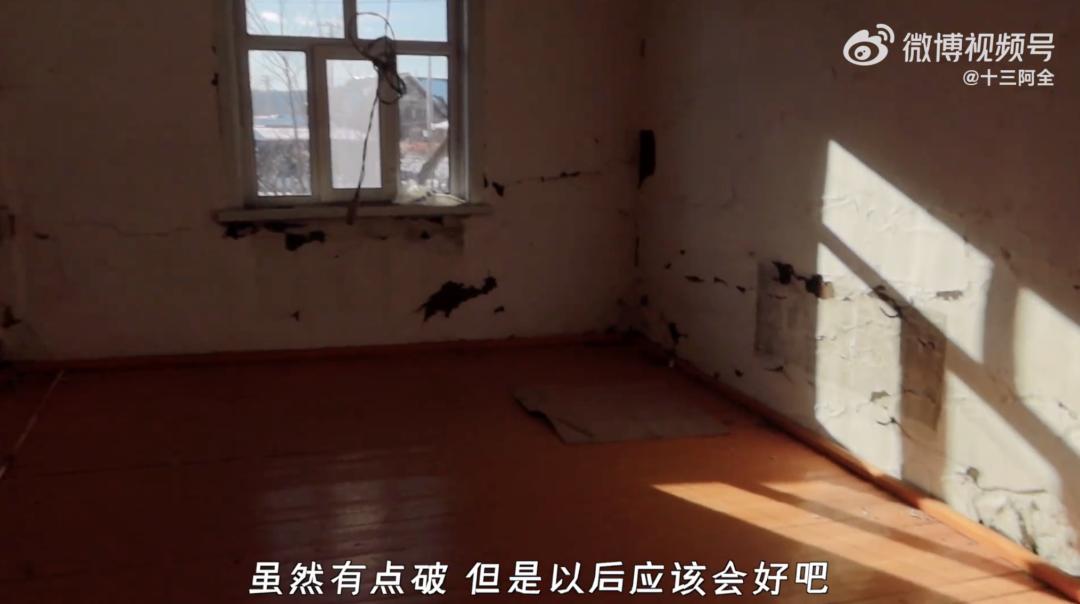 90后夫妻生4胞胎小伙卖房凑50万,90后夫妻卖500万房到内蒙古当农民