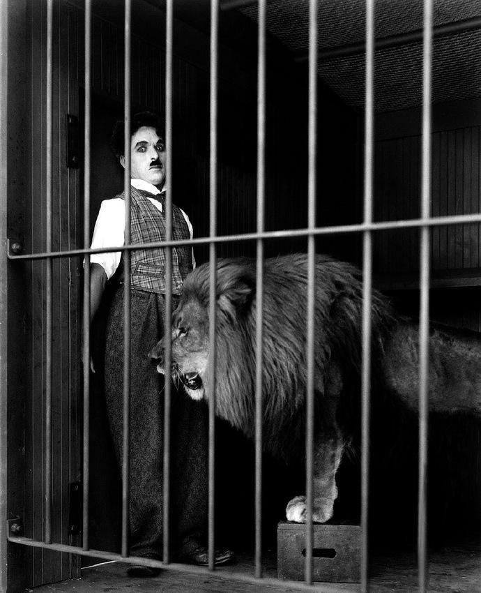 卑鄙龌龊老照片：*楼青**女子妖娆多姿，妇女露胸喂奶被孩子撕扯衣服