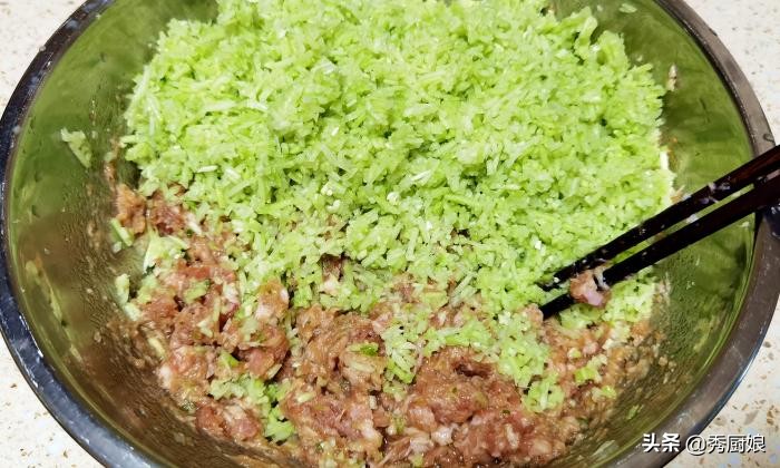 白露吃白菜韭菜馅还是芹菜馅饺子,白菜馅儿饺子放什么菜好吃