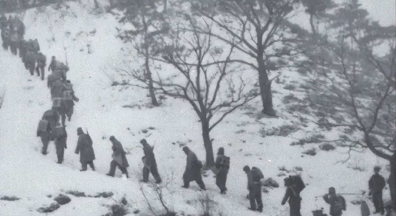 雪山上找不到路了怎么办？志愿军连长摸到一物后大喜：我有办法了