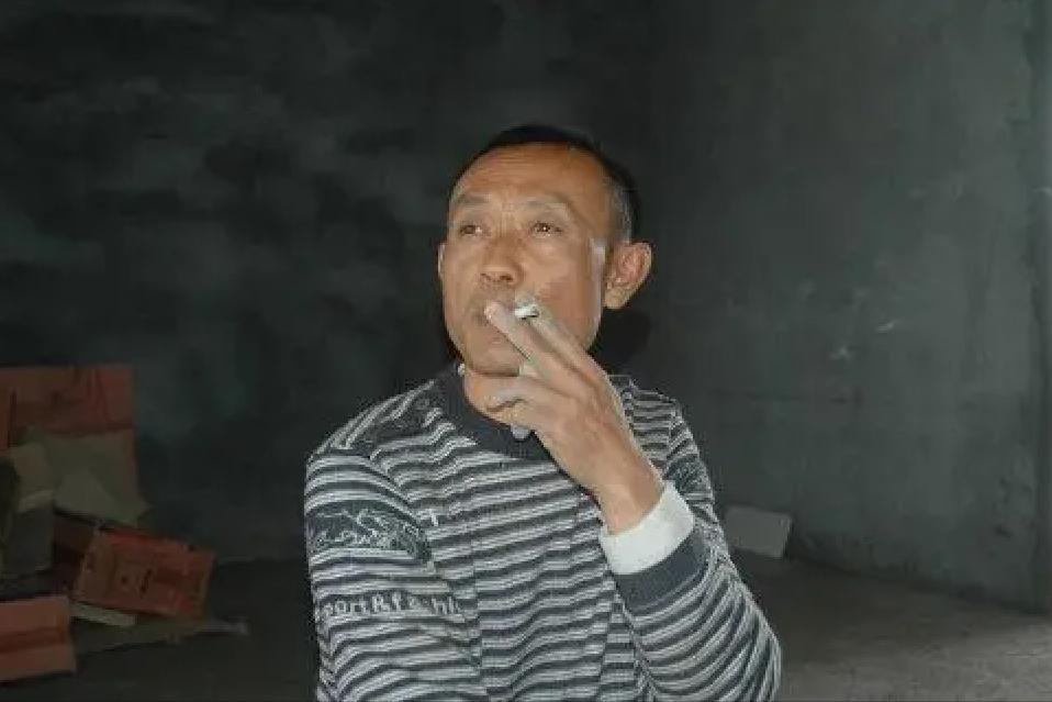 2008年，背亡妻回家的好男人，半年后却闪婚女网友，如今他怎样了