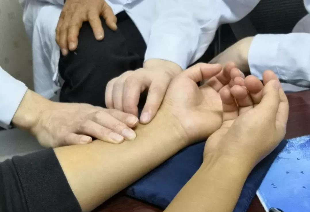 体检前列腺钙化灶怎么引起的,前列腺钙化灶有症状可以治吗