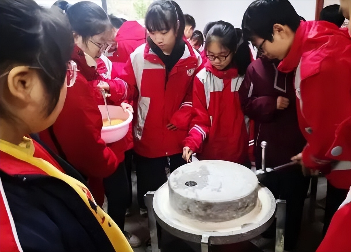 老师发布不当言论校方成立调查组,老师发不当言论事件通报