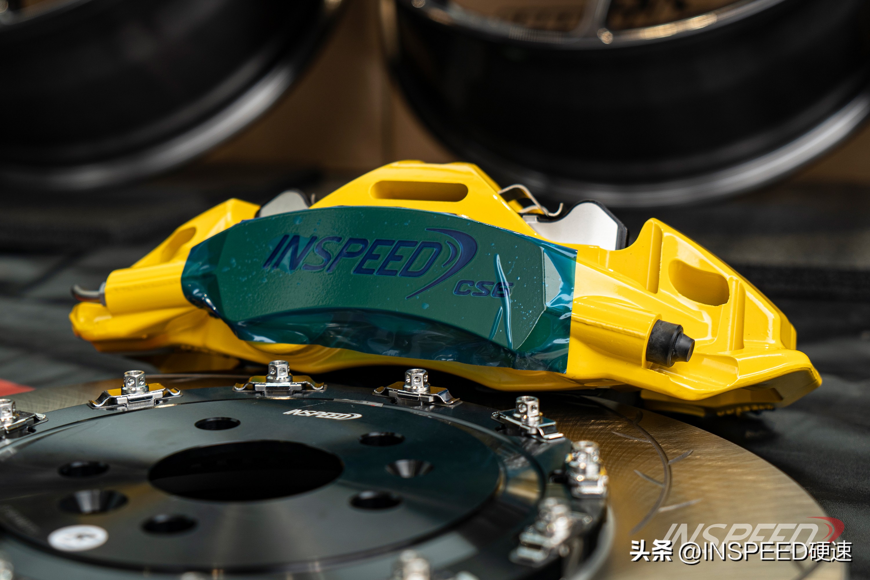 男孩过生日女孩送了一辆奥迪,男孩过生日女孩送车