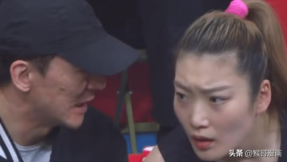 李梦在球场换球衣画面,李梦在篮球赛场上换球衣