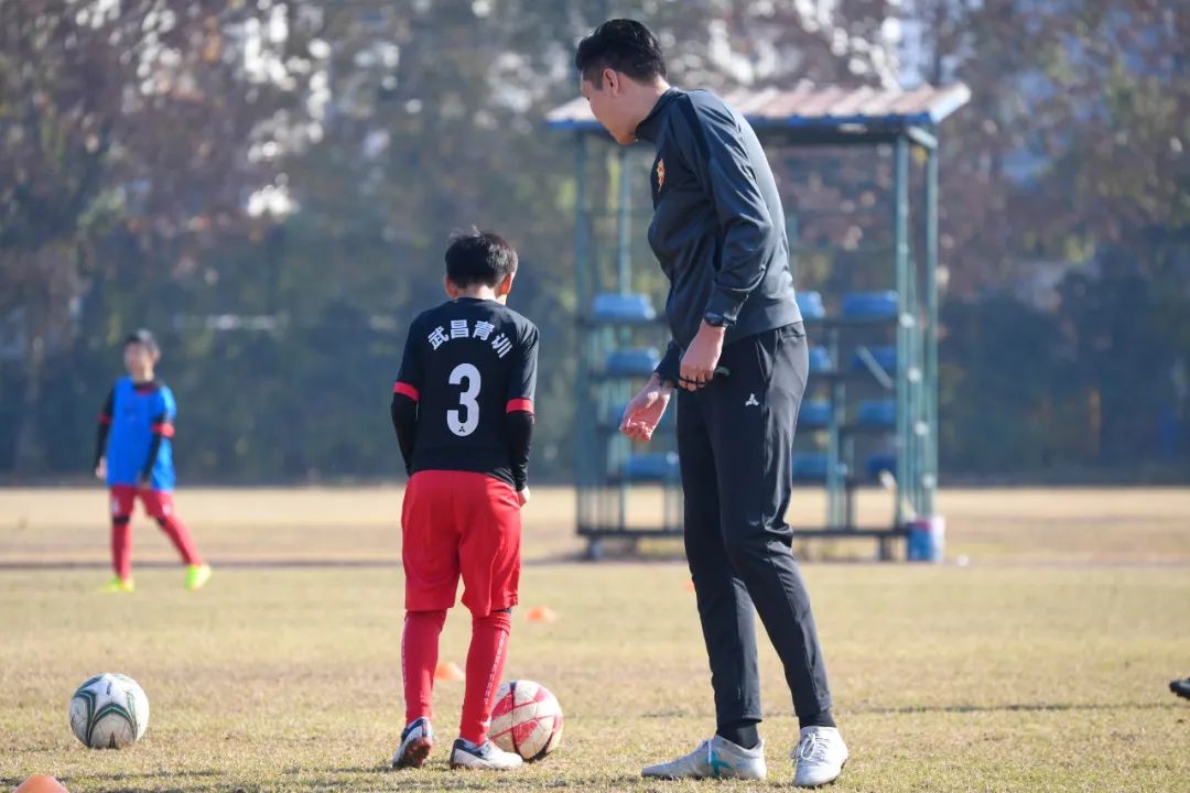 青训|中国克劳奇变身孩子王，“学在武昌”探索体教融合新模式