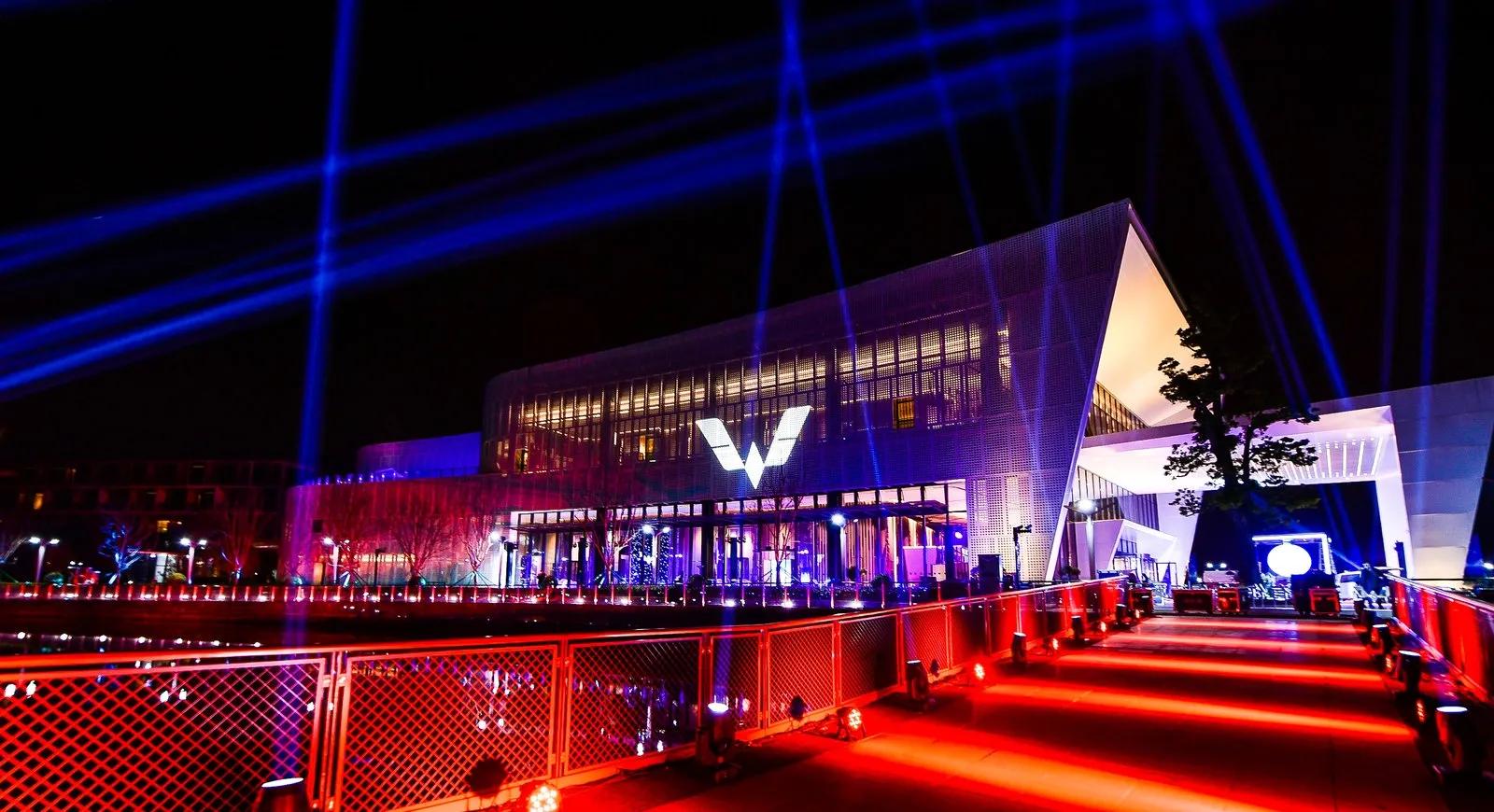 当大玩具“GB”与足球不期而遇