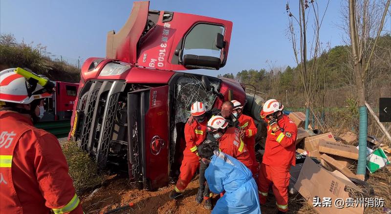 一大货车侧翻压扁轿车司机被困,货车侧翻驾驶员被困消防员救援
