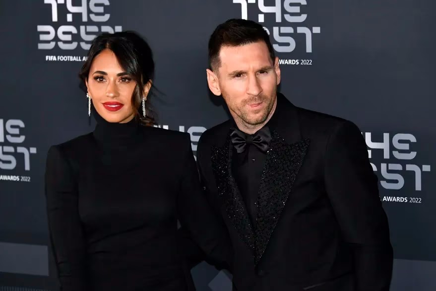 梅西老婆陪着领奖,梅西妻子安东内拉红裙出席活动