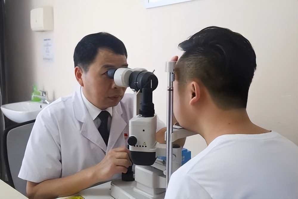 近视800度做激光手术有后遗症吗,ldv全激光近视手术有没有后遗症