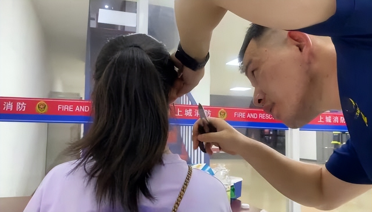 太阳底下晒一天，杭州女生耳钉塞子黏住了！她找到消防救助