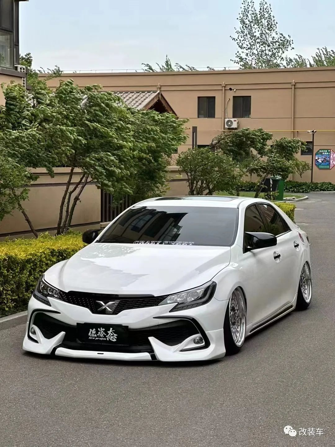 被打断腿的丰田锐志大后超，只要改得帅阿珍跑不掉