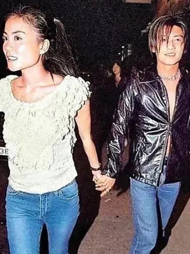 王菲谢霆锋世纪大复合大牵手图片,王菲谢霆锋牵手而行再现世纪牵手