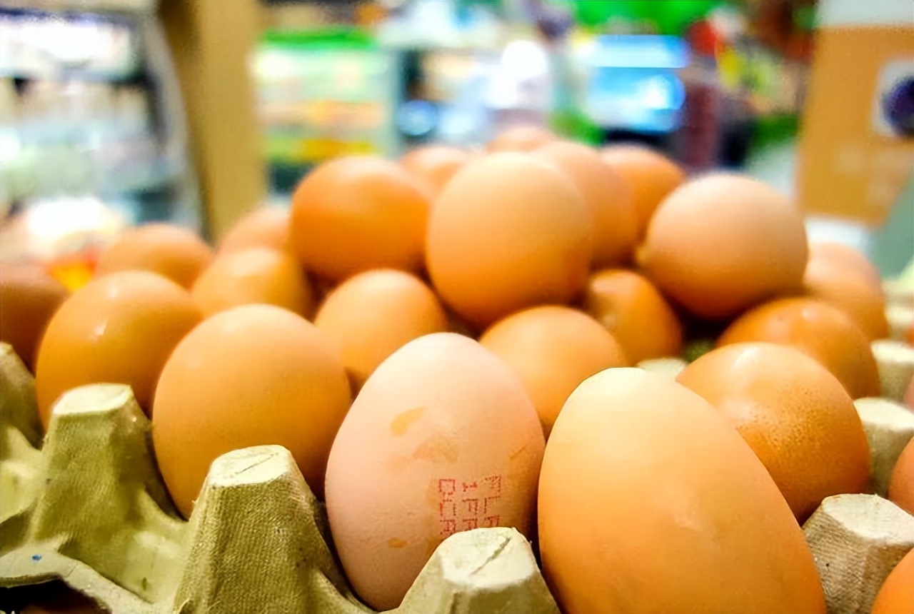 台湾400元买鸡蛋,台湾民众买24个鸡蛋花400元