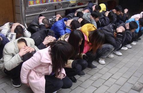 13年,北京军官自封少将,娶俩老婆敛财380万,因一照片暴露身份