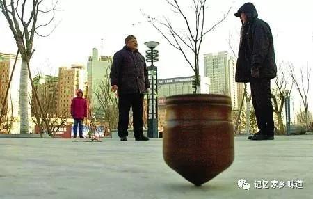 要让陀螺转起来,让陀螺转起来的方法